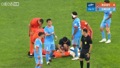 梅萨乌迪伤退瞬间：争抢后痛苦掩面，担架直接抬出场
