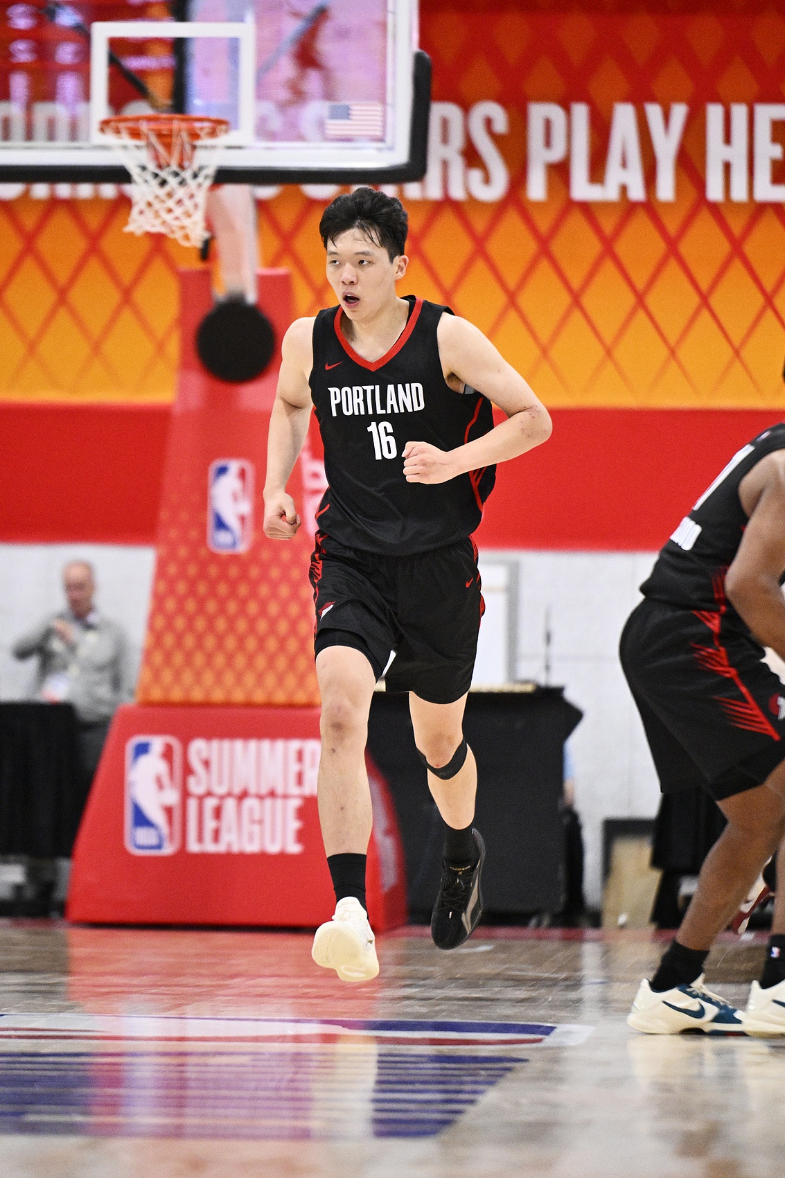 杨瀚森夏联首秀12+9，殳海：需褪去温良恭俭让