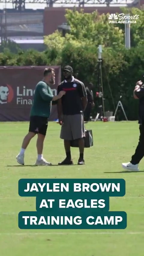 杰伦·布朗现身老鹰训练营 跨界观摩NFL战术体系