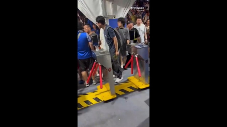 三人围攻武磊球衣小球迷被行拘 李璇:处罚应该但勿给申花球迷整体贴标签