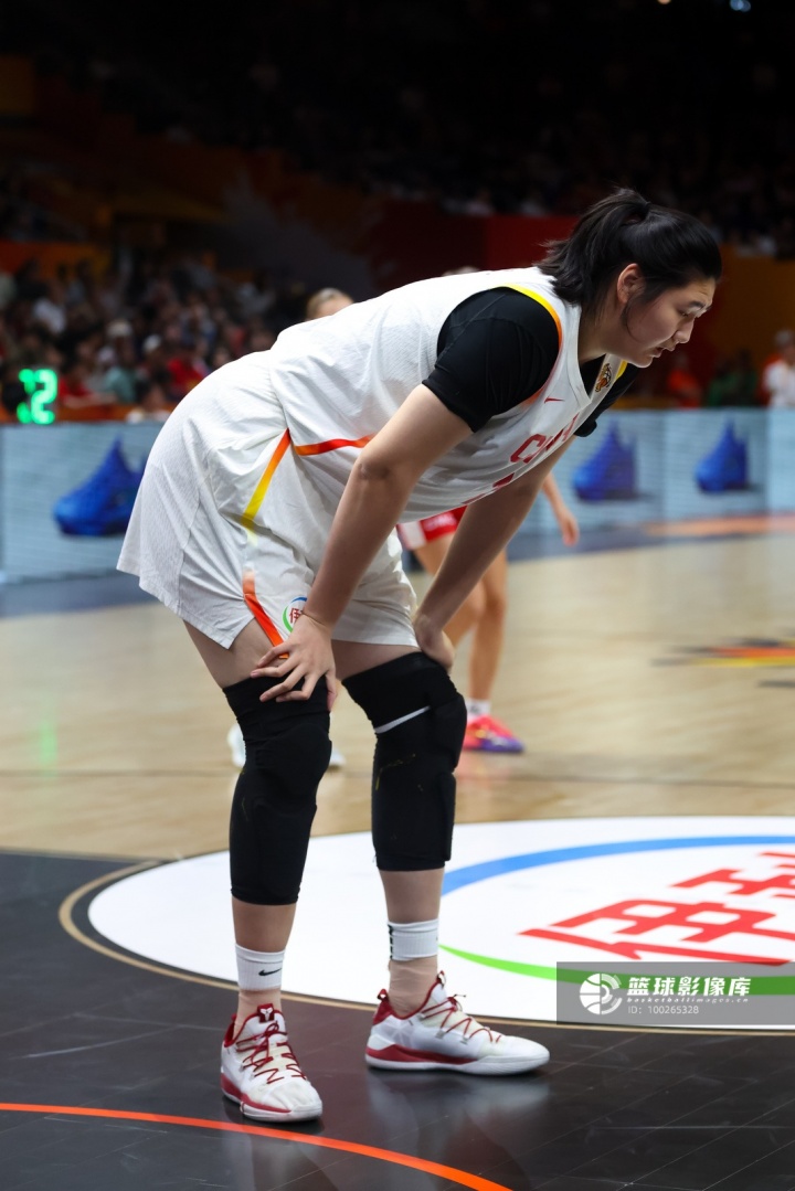 杨毅：昨天张子宇“三楼战术”走步 也是因为右腿受伤蹬不上